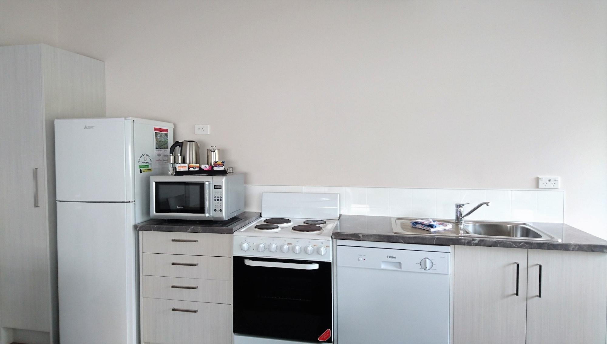 Taupo Debretts Spa Resort Luaran gambar A typical student kitchen