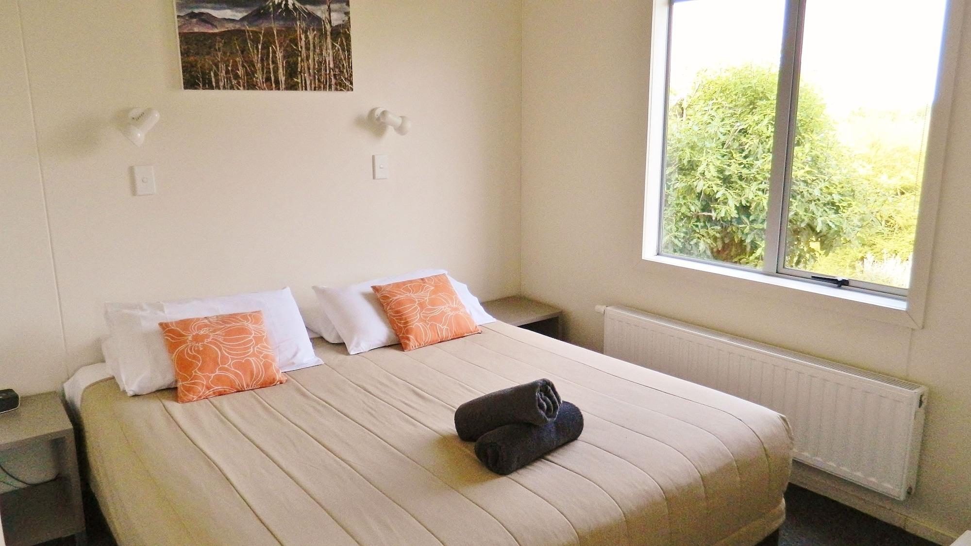 Taupo Debretts Spa Resort Luaran gambar A bedroom at a motel