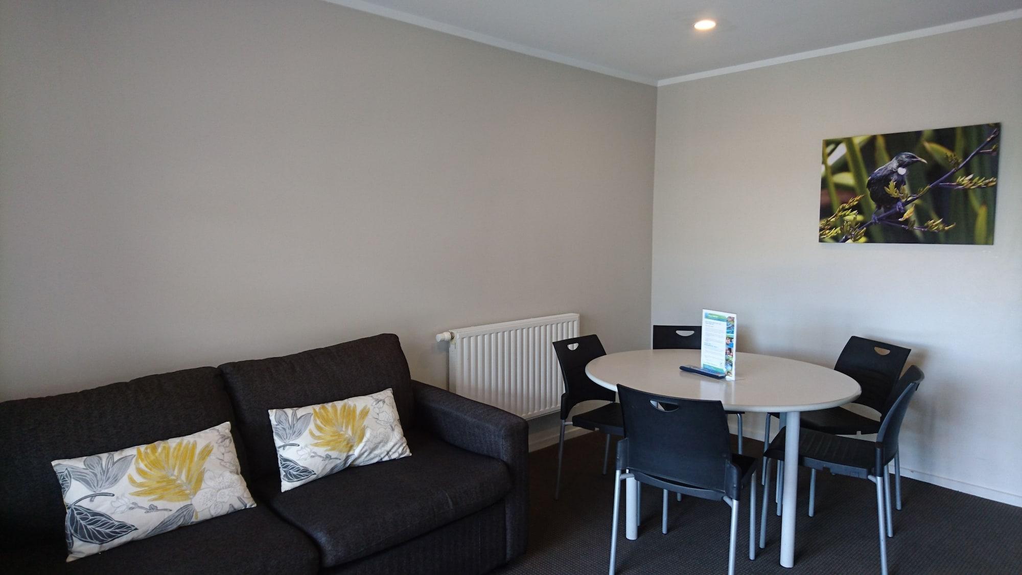 Taupo Debretts Spa Resort Luaran gambar A living room in a typical apartment