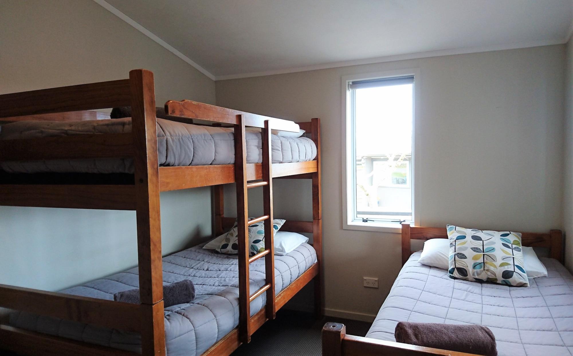 Taupo Debretts Spa Resort Luaran gambar A typical room at a backpackers' hostel in New Zealand