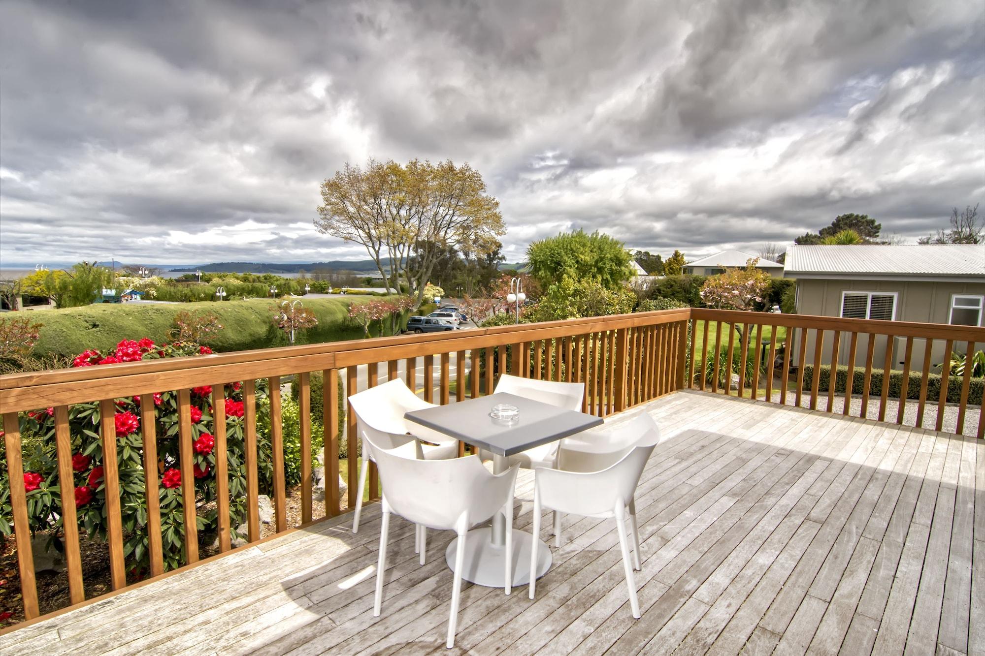 Taupo Debretts Spa Resort Luaran gambar A deck in New Zealand