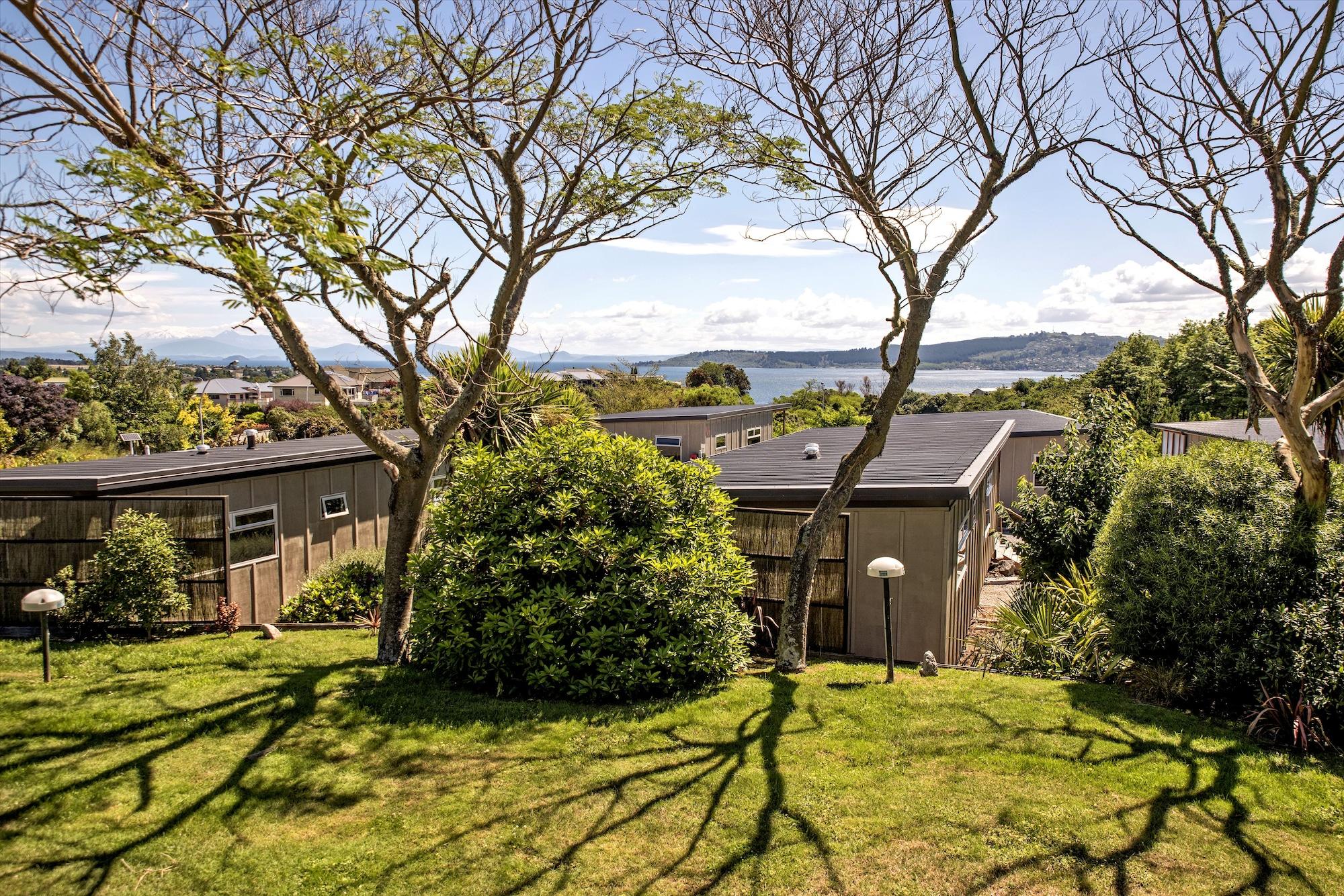 Taupo Debretts Spa Resort Luaran gambar Houses in the community