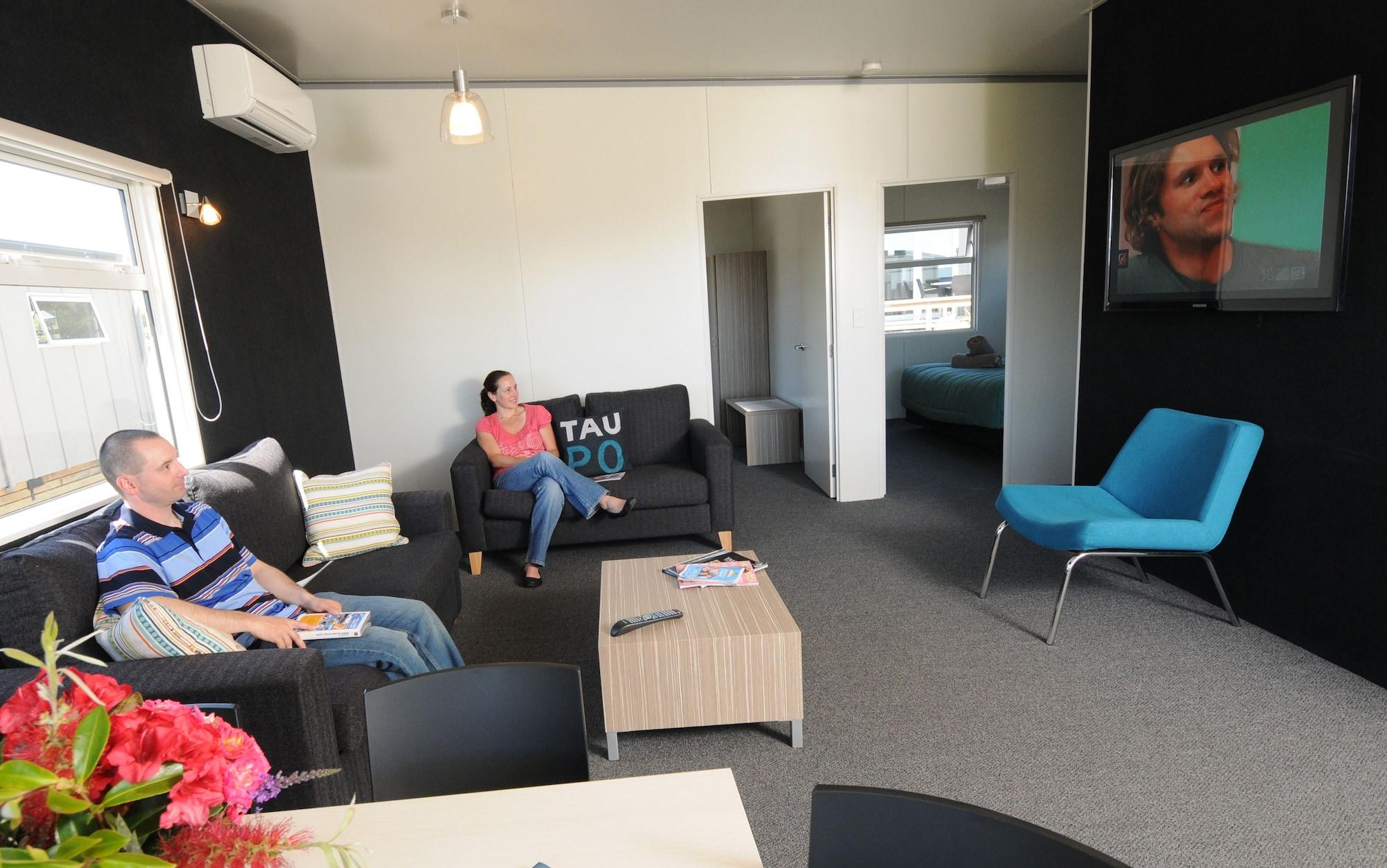 Taupo Debretts Spa Resort Luaran gambar A typical apartment at the Taupo Campus