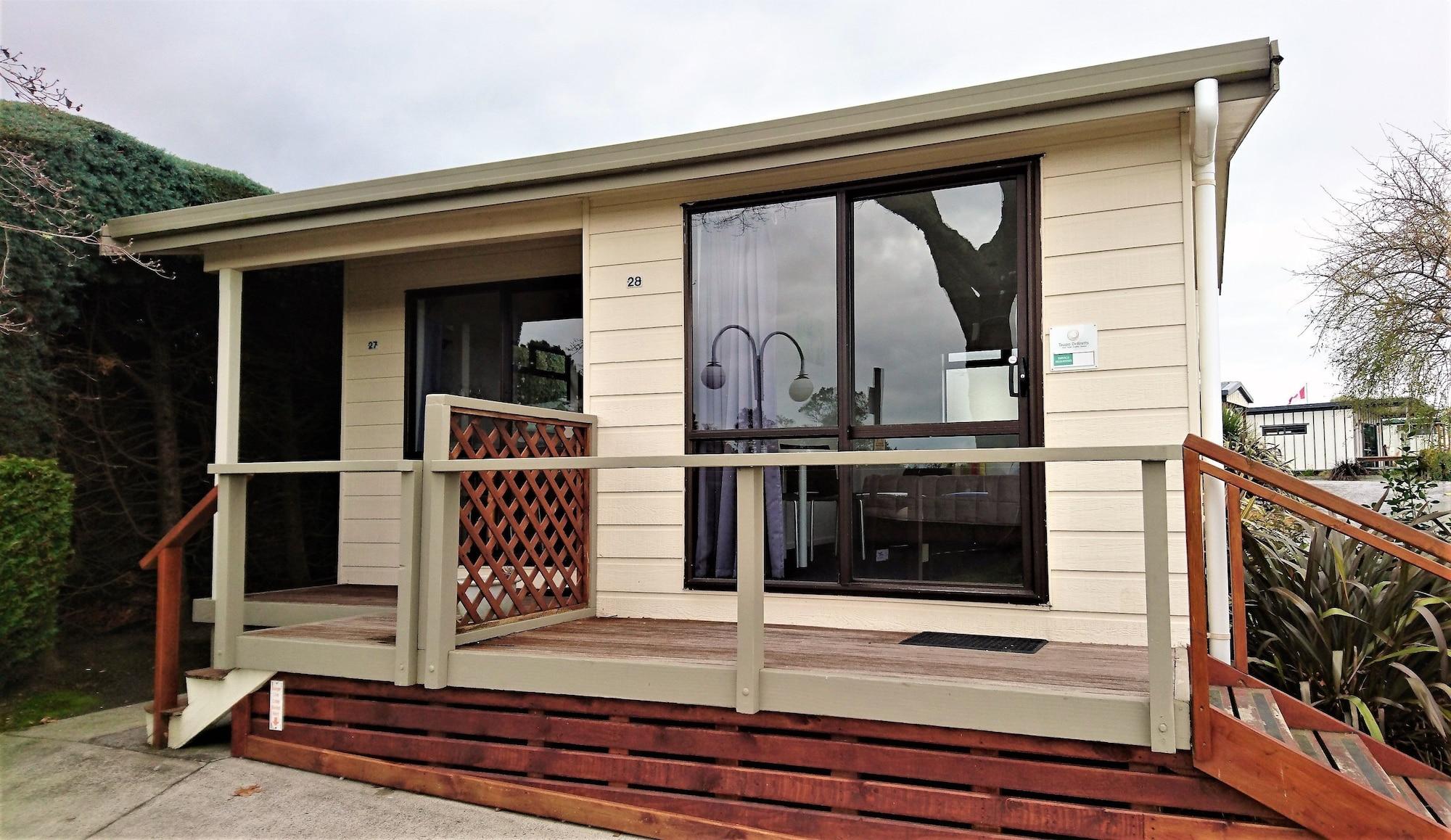 Taupo Debretts Spa Resort Luaran gambar A bach in Wellington, New Zealand