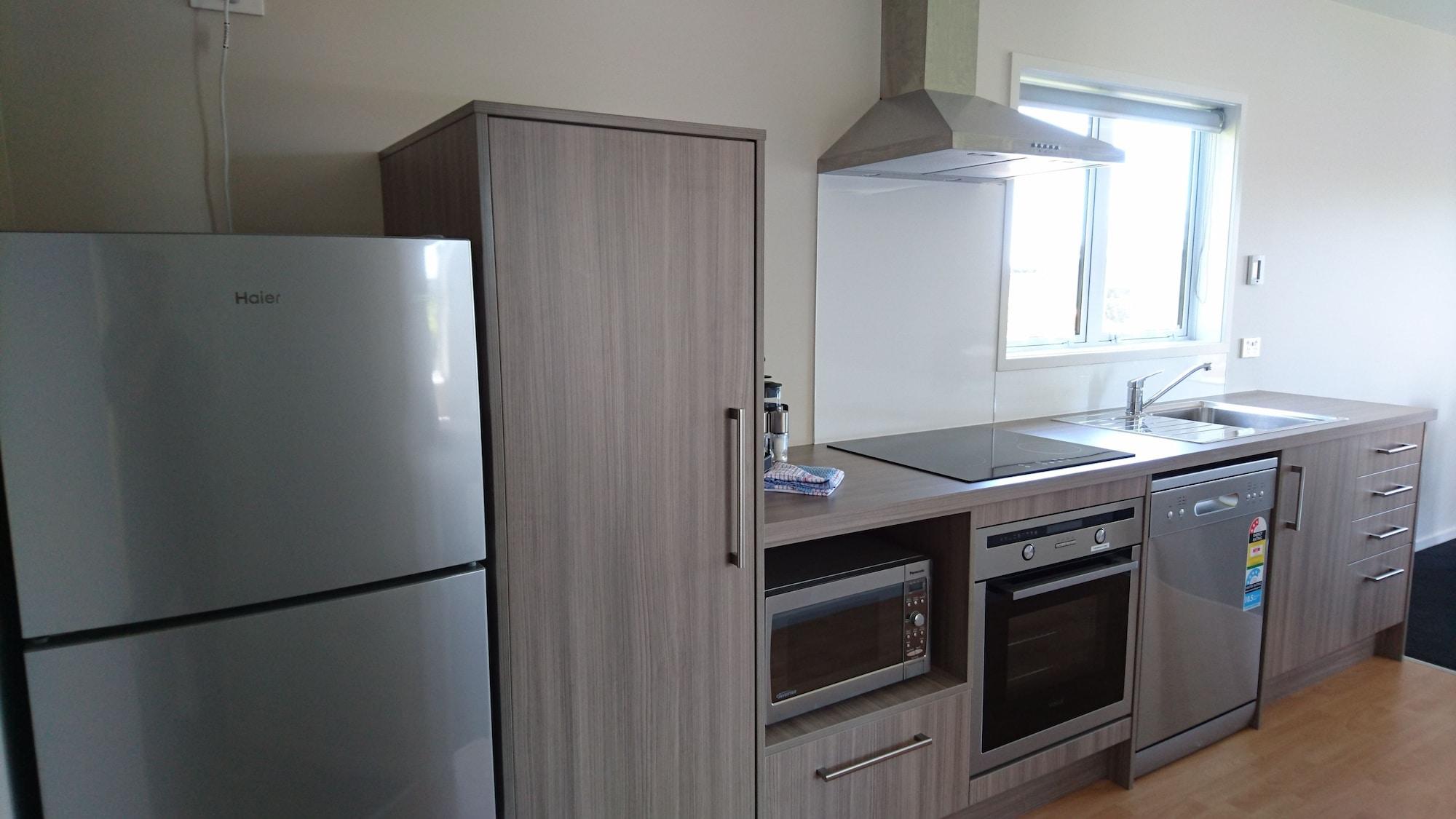 Taupo Debretts Spa Resort Luaran gambar A typical kitchen in a student apartment
