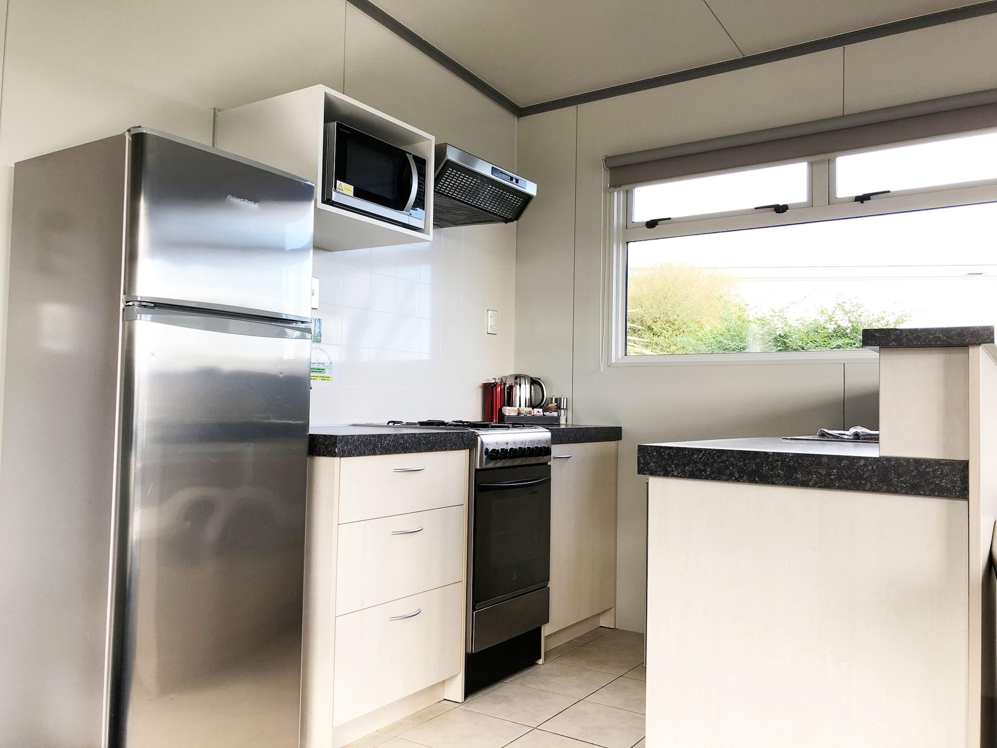 Taupo Debretts Spa Resort Luaran gambar A kitchen in a student flat