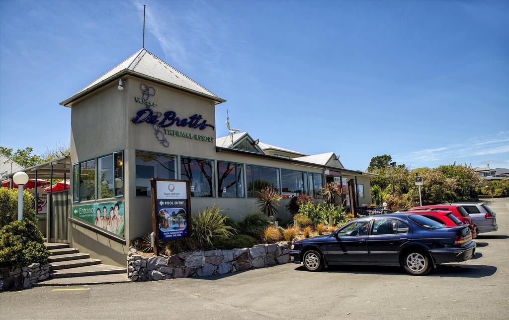 Taupo Debretts Spa Resort Luaran gambar The photo shows a building identified as "De Bartolo," which appears to be a restaurant or cafe. The structure has a modern design with large windows, allowing natural light to enter. It features a peaked roof and is surrounded by landscaping, includ