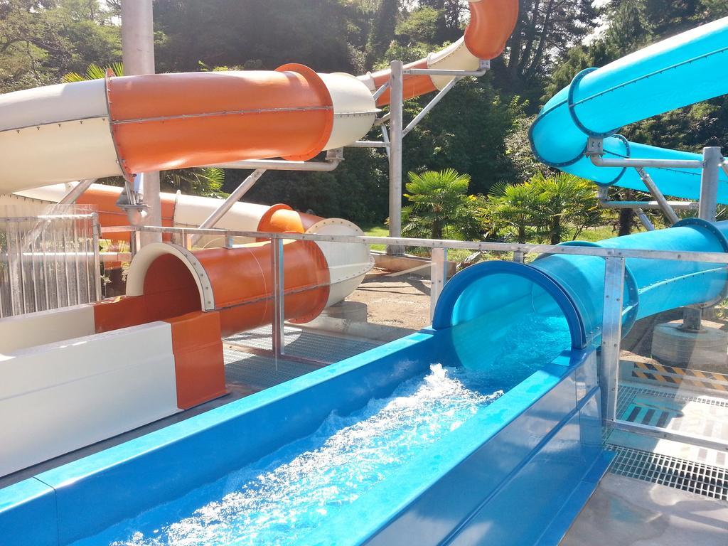 Taupo Debretts Spa Resort Luaran gambar The water slides at the Splash Zone